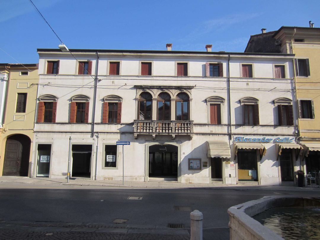 Modifica della forometria sulla facciata di un edificio del XVII secolo – Vittorio Veneto (VE), 2012 – Committente privato